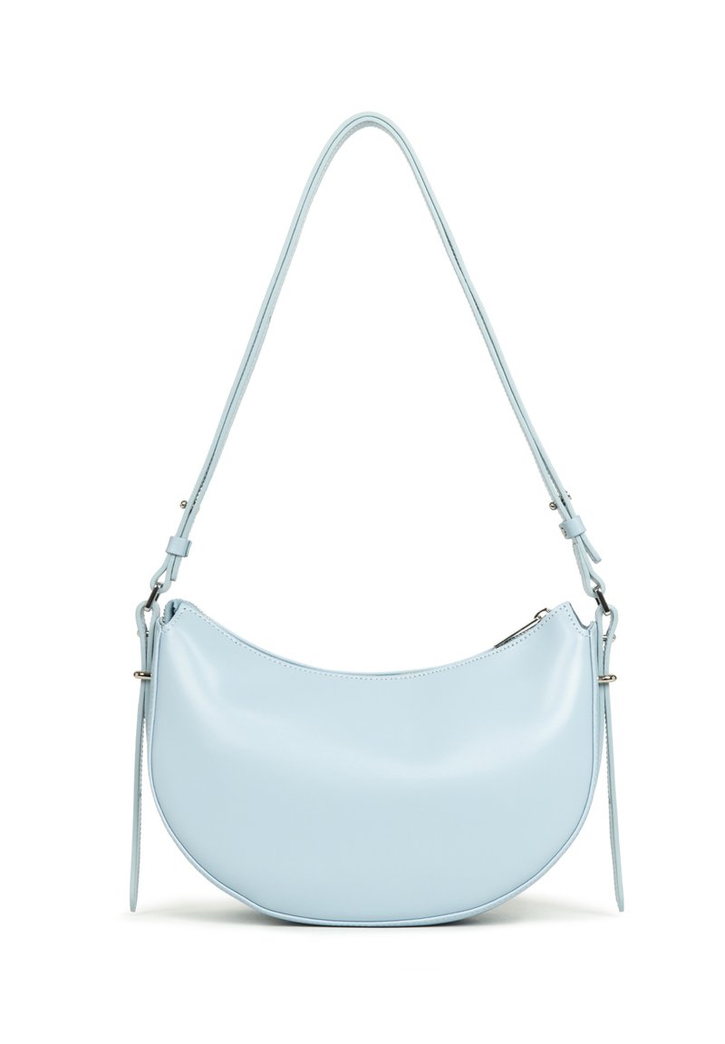 Borsa a tracolla in pelle blu chiaro a forma di mezza luna, con tracolla regolabile e chiusura a zip. Texture liscia e design minimalista.
