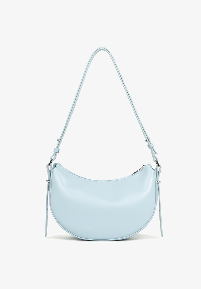 Borsa a tracolla in pelle blu chiaro a forma di mezza luna, con tracolla regolabile e chiusura a zip. Texture liscia e design minimalista.