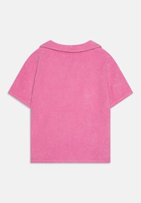 Kortermet skjorte i myk rosa frotté, med klassisk krage og en boksformet fasong, glatt tekstur med minimalt med sømmer.