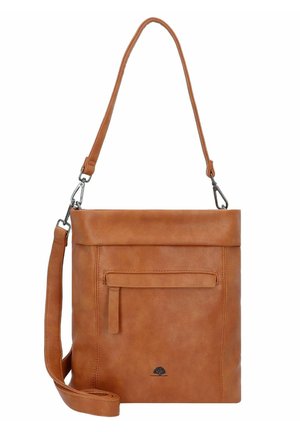Bolso de cuero marrón para el hombro con una correa ajustable, diseño vertical, bolsillo con cremallera en la parte frontal y logo en la parte inferior. Textura suave, estilo minimalista.