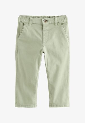 Pantalones para niños pequeños de color verde claro con cierre de botón, trabillas para cinturón y bolsillos delanteros diagonales, mostrados sobre un fondo blanco.