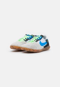 Nike Performance JR. STREETGATO - Botas de futebol de salão - white/light photo blue/black/lime glow