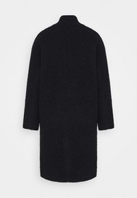 Cappotto nero con scollo rotondo e maniche lunghe. Presenta un tessuto testurizzato, design di lunghezza intermedia e senza chiusure visibili.