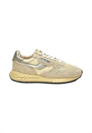 Sneaker beige in suede e mesh con suola intermedia crema, dettagli metallici argento, lacci bianchi e marchio laterale con bandiera americana.