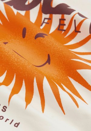 Baumwollstoff mit einem grafischen Motiv einer orangefarbenen Sonne, die Strahlen und ein lächelndes Gesicht hat. Darunter steht der Text "FELLOWS" auf einem weißen Hintergrund.