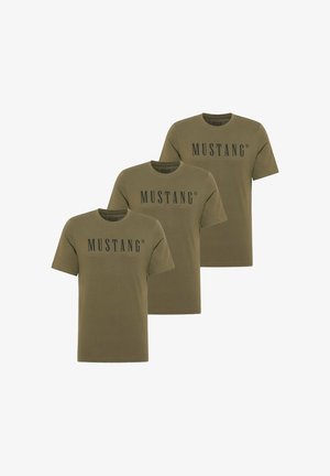 Drei olivgrüne Baumwoll-T-Shirts mit kurzen Ärmeln, einem Rundhalsausschnitt und dem markanten schwarzen Schriftzug "MUSTANG" auf der Brust.