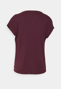 Kortærmet t-shirt i en solid mørk burgunderfarve, med en afslappet pasform, blødt stof og en rund halsudskæring uden synlige mønstre eller udsmykninger.