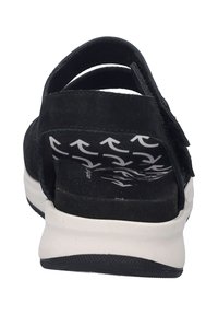 Czarny sandał z zamszową cholewką, regulowanym paskiem oraz wyściełaną białą podeszwą z czarnym teksturowanym wzorem.