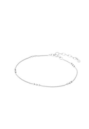 Zarter Silberarmband mit kleinen, runden Perlen, die entlang einer feinen Kette verteilt sind, und einem verstellbaren Verschluss mit Verlängerungsgliedern.