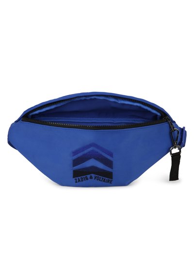 Blauwe nylon heupband met zwarte rits, voorzien van een binnencompartiment en een logo ontwerp in donkerblauw. Getextureerde buitenkant.
