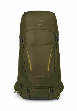 Mochila de senderismo Osprey Kestrel 58 en verde oliva con múltiples correas, hebillas y detalles amarillos en la parte delantera.