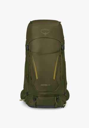 Zaino da trekking Osprey Kestrel 58 verde oliva con molte cinghie, fibbie e dettagli gialli davanti.