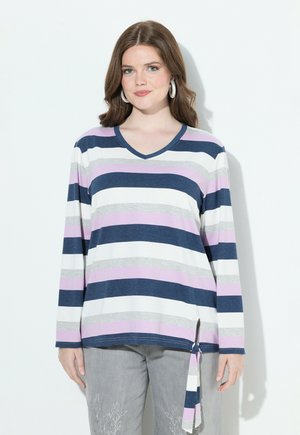 Haut à manches longues rayé bleu, rose et gris, avec un col en V et un détail de lien sur le côté, fabriqué à partir d'un tissu doux et léger.