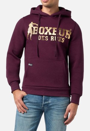 Bordeauxroter Kapuzenpullover aus weichem Stoff mit einer vorderen Kängurutasche, ausgestattet mit goldener Grafikschrift und einer Kapuze mit verstellbaren Kordelzügen.