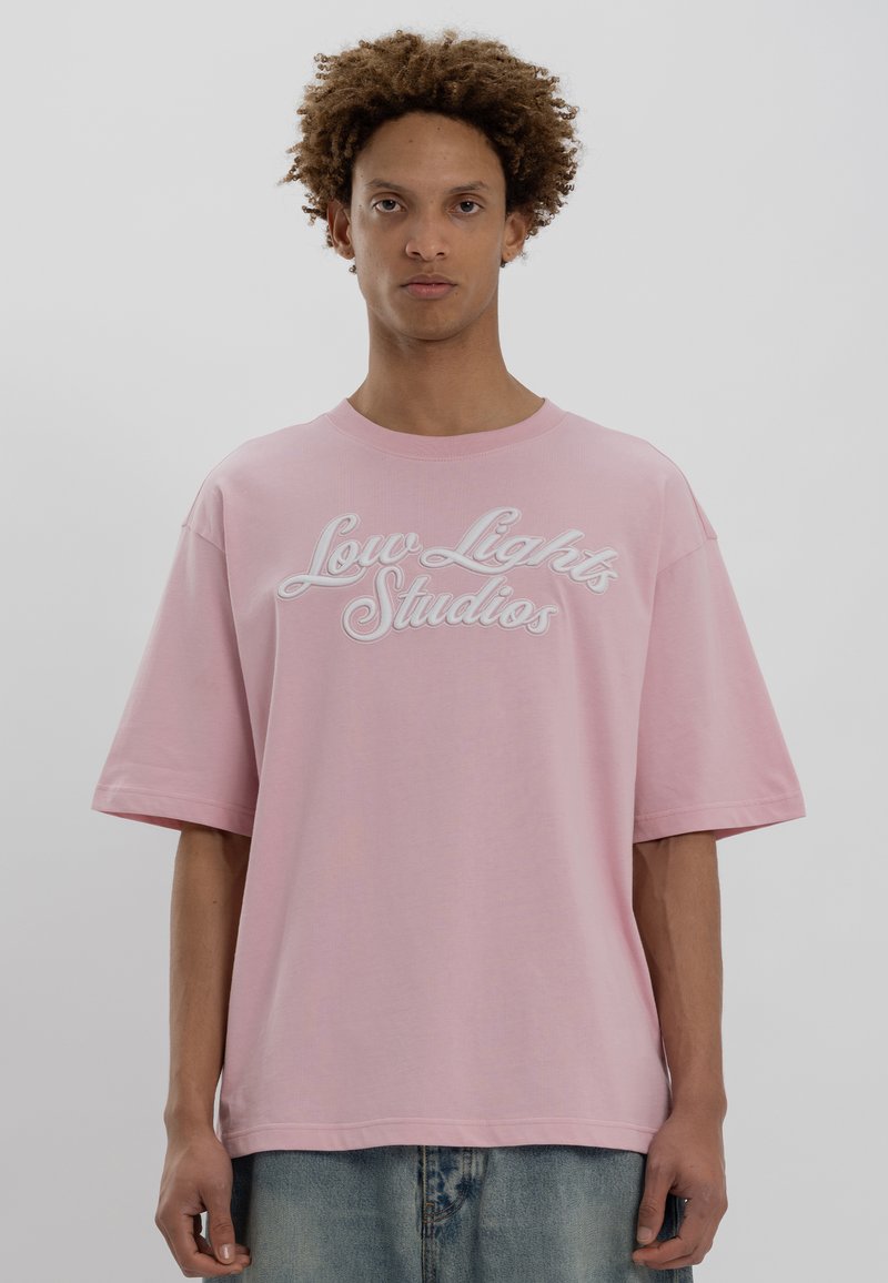LOW LIGHTS STUDIOS® SHUTTER - T-shirts med print - pink