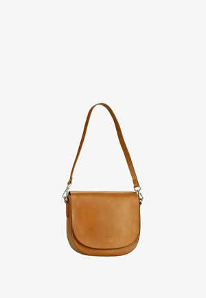 Sac bandoulière en cuir tan avec un rabat arrondi et une sangle ajustable. Doté d'un design minimaliste et d'un logo en relief à l'avant.