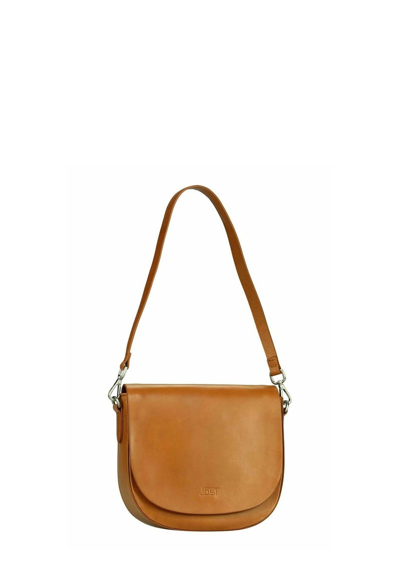 Sac bandoulière en cuir tan avec un rabat arrondi et une sangle ajustable. Doté d'un design minimaliste et d'un logo en relief à l'avant.