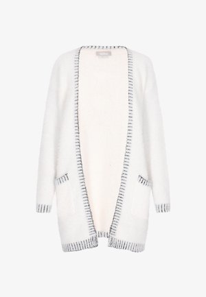 Witte fluffy cardigan met open voorkant, zwarte stripe accenten langs de randen en zakken, met een zachte textuur en lange mouwen.