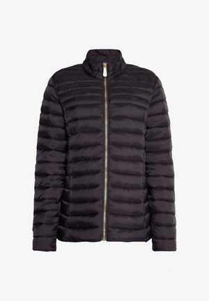 Sort pufferjakke med vertikal quiltet design, høj krave og guld lynlås lukning. Glat tekstur med en minimalisme stil.