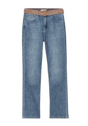 Jean en denim bleu à jambes droites avec poches avant et poche monnaie, associé à une ceinture tissée marron avec une boucle ronde.