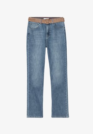 Jean en denim bleu à jambes droites avec poches avant et poche monnaie, associé à une ceinture tissée marron avec une boucle ronde.