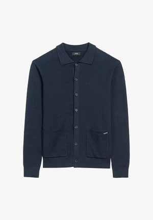 Granatowy prążkowany kardigan z zapięciem na guziki, spiczastym kołnierzykiem, dwiema przednimi kieszeniami i małą metką marki na lewej kieszeni.