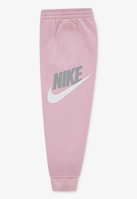 Pantaloni sport roz Nike cu logo gri, talie elastică, croială conică și manșete ribbate. Material neted cu o textură simplă, fără modele.