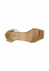 Sandale beige pour femme à bout ouvert avec bride à la cheville et talon carré, vue de dessus.