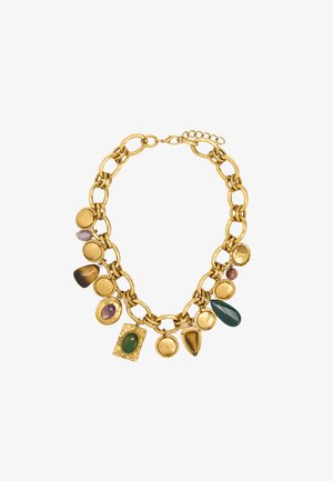 Złototonowy naszyjnik z łańcuszków, ozdobiony różnorodnymi, teksturowanymi charmsami w odcieniach zieleni, fioletu i brązu, z mieszanką kształtów geometrycznych i organicznych.