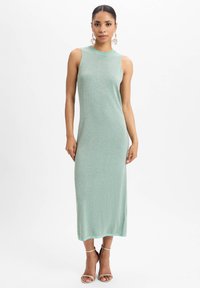 Muntgroene, mouwloze, knie-lange jurk van zacht, gestructureerd breigoed met een hoge halslijn en een rechte pasvorm. Verfraaid met subtiele glans.