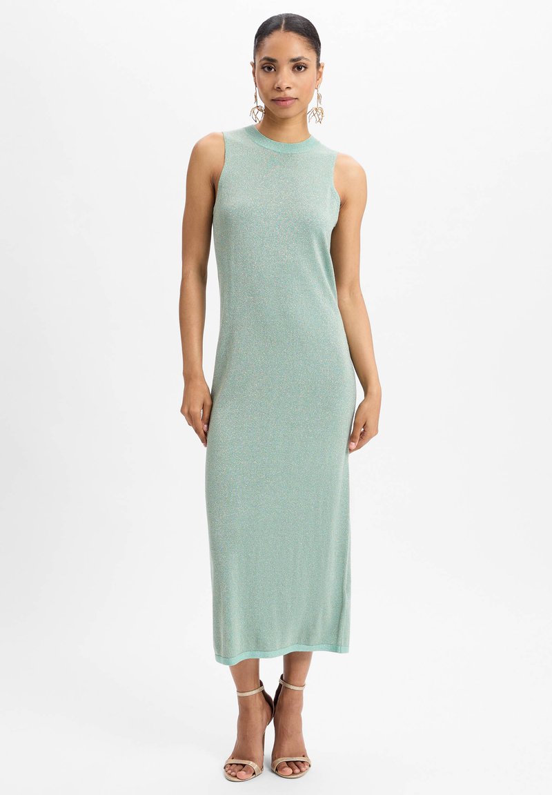 Muntgroene, mouwloze, knie-lange jurk van zacht, gestructureerd breigoed met een hoge halslijn en een rechte pasvorm. Verfraaid met subtiele glans.