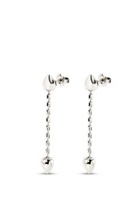 Pendientes de plata en forma de gota que presentan una forma de lágrima en la parte superior y una cadena de pequeñas cuentas geométricas interconectadas para añadir textura y detalle.