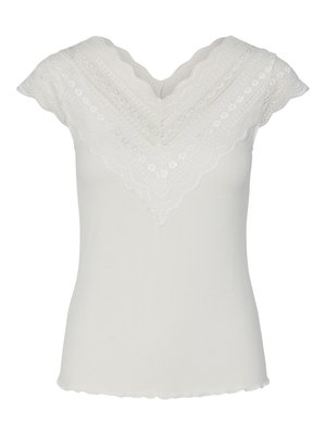 Top alb cu dungi, cu mâneci scurte, având detalii din dantelă cu margini ondulate și decolteu în V. Materialul este ușor și are broderii florale delicate.