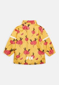 Geel kinderjas met een patroon van rode bieten, witte reflecterende strepen op de mouwen, elastische manchetten en het "FIX"-logo op de achterzoom.