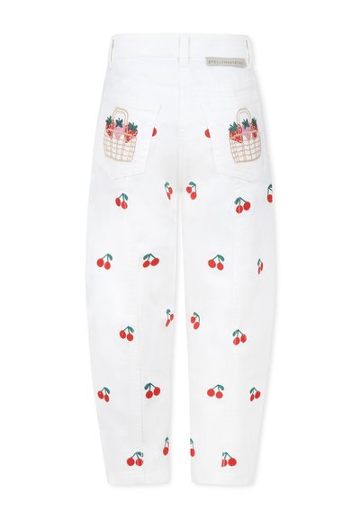 Pantaloni in denim bianco con ricami di ciliegie rosse sparse e design a cesta sulle tasche posteriori. Taglio dritto con una vestibilità classica.
