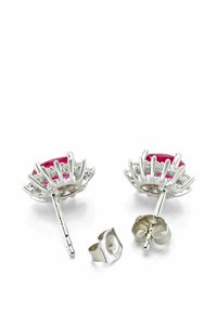 Orecchini a forma di fiore in argento con pietre preziose rosa al centro. Include una parte posteriore, dettagli a forma di petali e finitura lucida.