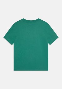 T-shirt vert à manches courtes avec col rond. Fabriqué en coton doux, texture lisse, sans motifs imprimés, finition soignée sur l'ourlet et les bords des manches.