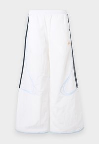 Pantalon blanc à jambes larges en tissu léger, avec des accents bleus et des bandes latérales noires. Taille élastique avec petit logo doré.