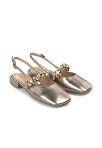 Scarpe slingback metalliche dorate con punta quadrata, cinturino decorato con gemme trasparenti e tacco basso a blocco, caratterizzate da una texture liscia.