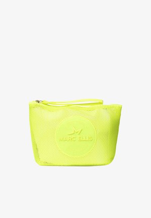 Hellgelbe Mesh-Kosmetiktasche mit Reißverschluss und Handgelenkschlaufe, rundes Marc Ellis Logo-Emblem geprägt auf der Vorderseite.
