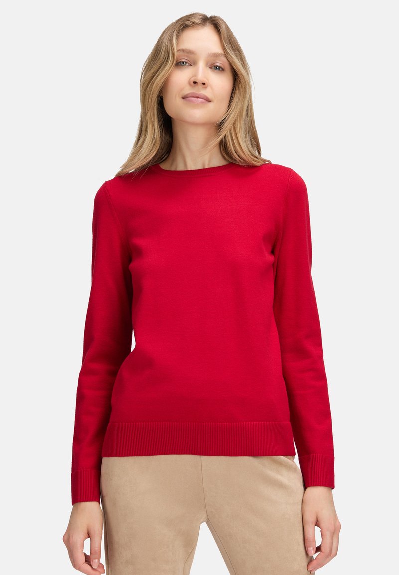Červený pulovr z hladké tkaniny s dlouhými rukávy, žebrovanými manžetami a lemem, který má klasický střih s kulatým výstřihem.