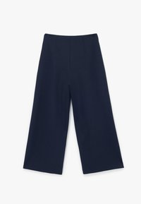 Marineblauwe broek met brede pijpen en een gladde textuur, met een hoge taille en twee plooien aan de voorkant. De stof is lichtgewicht en valt elegant.