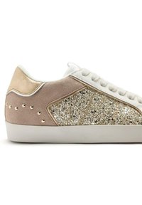 Sneakers con una parte anteriore bianca con lacci, un pannello laterale in glitter dorato, dettagli in morbido suede rosa e borchie dorate tonde sul tallone. Design testurizzato.