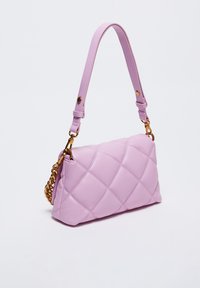 Lila gesteppte Handtasche aus glattem synthetischen Material, mit einer Kettenakzent und einem verstellbaren Schultergurt.