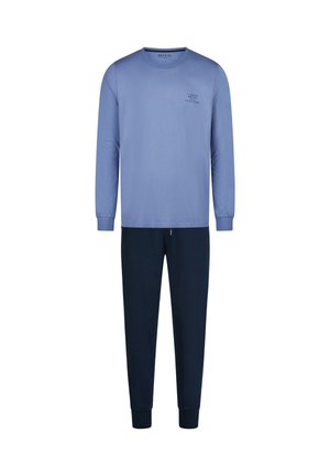 Hellblaues Langarmshirt mit kleinem Text auf der Brust, kombiniert mit dunkelblauen, gerade geschnittenen Hosen, vor weißem Hintergrund.