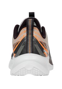 Tenisky K-Swiss s šedým a černým strukturovaným svrškem, oranžovými akcenty a bílou podrážkou, s poutkem na zadní straně pro snadné obouvání.