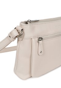 Borsa a tracolla in pelle beige con una forma strutturata, dotata di due scomparti con zip e dettagli in metallo color argento.