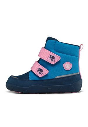 Blauer und marineblauer Kinderschuh mit zwei pinkfarbenen Klettverschlüssen und einem Logopatch an der Seite, entwickelt für einfaches Verschließen und den Einsatz im Freien.