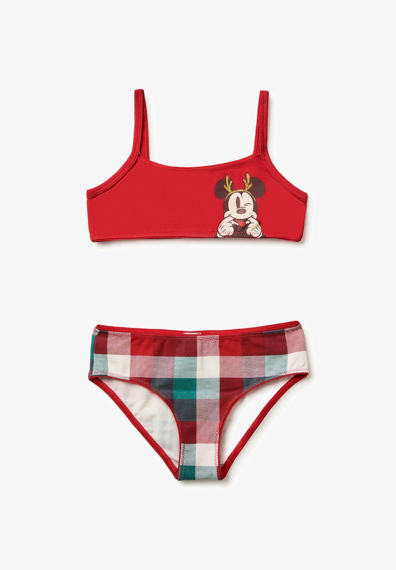 Červený bikini set s topem s tenkými ramínky a vyšívanou postavičkou Mickey Mouse s parožím, doplněný o kalhotky s kostkovaným vzorem v červené, zelené a bílé barvě.