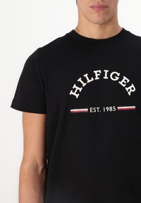 Tommy Hilfiger ARCH TEE - T-shirts med print - black